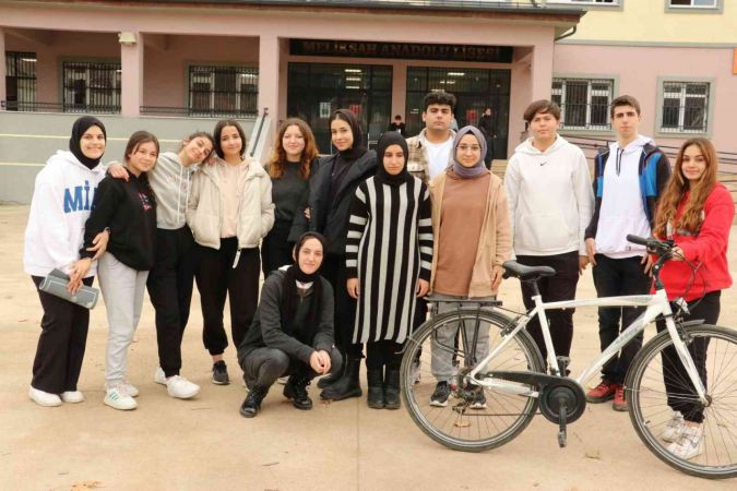 Tüm engelleri öğrencileriyle birlikte aşıyor