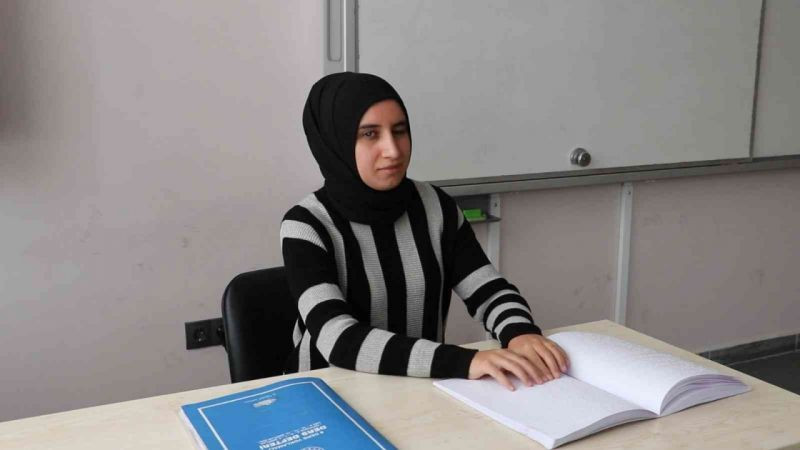 Tüm engelleri öğrencileriyle birlikte aşıyor