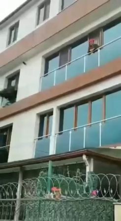 Kanser tedavisi gören öğretmene yürek ısıtan kutlama