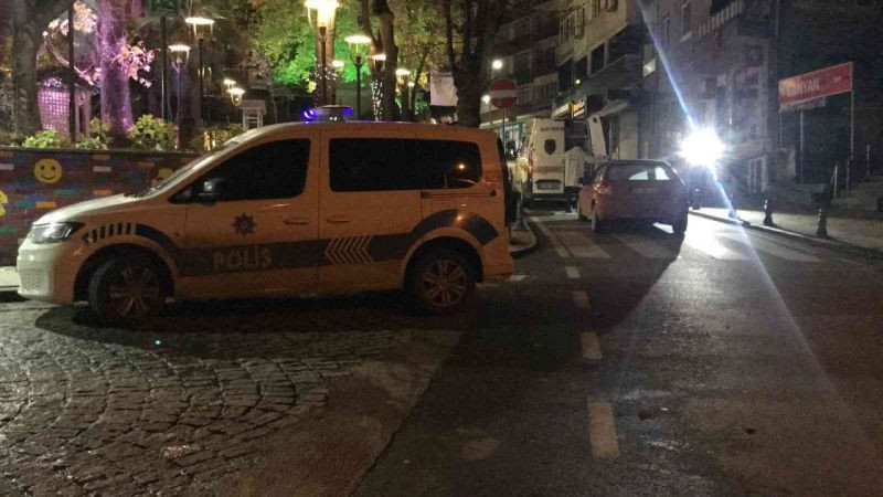 İzmit Acısu'da silahlı kavga! Mermi, yoldan geçen aracın camına isabet etti