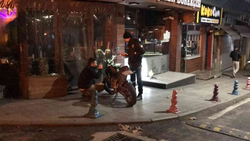 İzmit Acısu'da silahlı kavga! Mermi, yoldan geçen aracın camına isabet etti