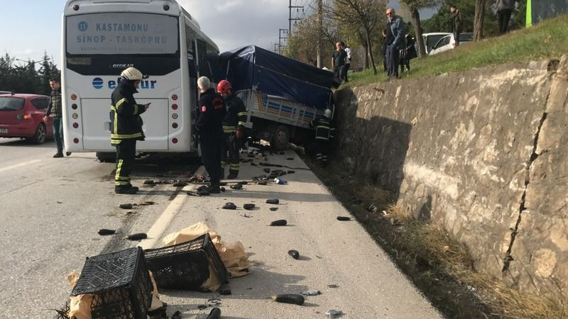 İzmit'te Efe Tur servisi ile kamyonet çarpıştı, yaralılar var