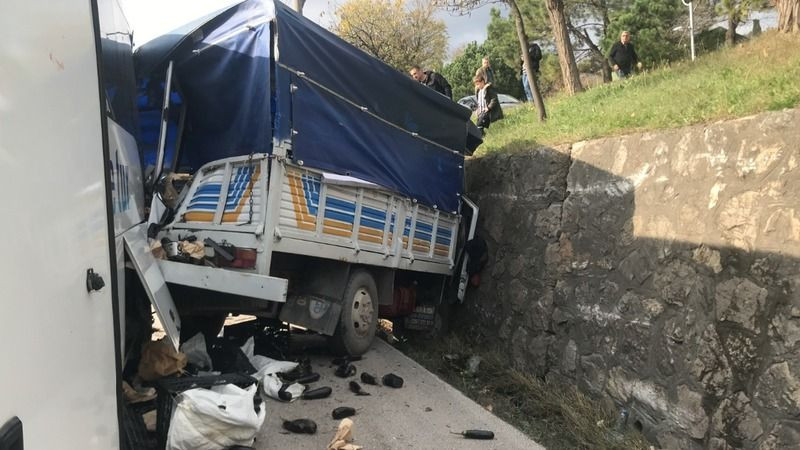 İzmit'te Efe Tur servisi ile kamyonet çarpıştı, yaralılar var