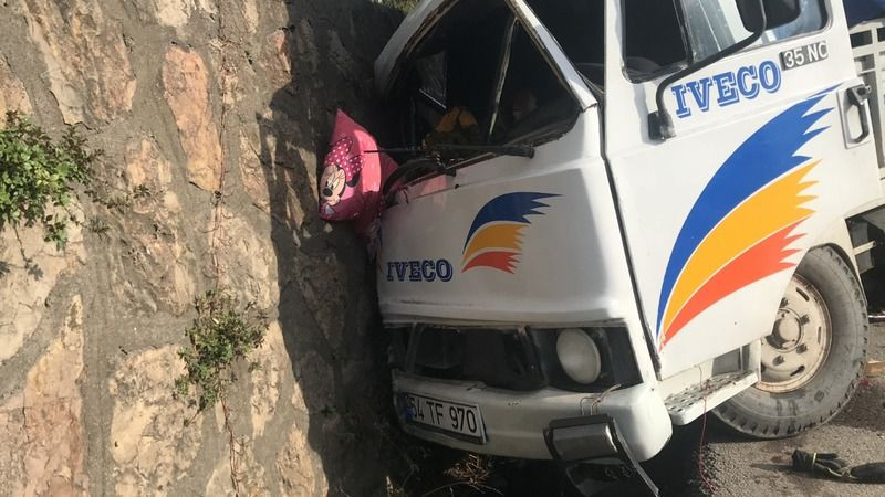 İzmit'te Efe Tur servisi ile kamyonet çarpıştı, yaralılar var
