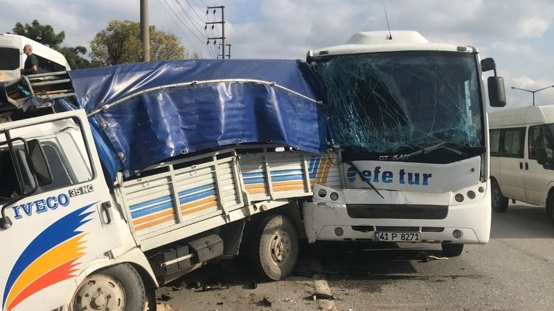 İzmit'te Efe Tur servisi ile kamyonet çarpıştı, yaralılar var