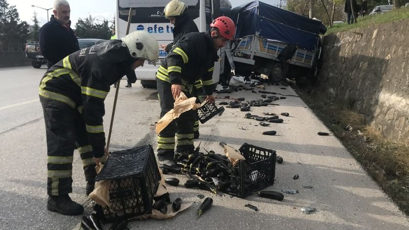 İzmit'te Efe Tur servisi ile kamyonet çarpıştı, yaralılar var