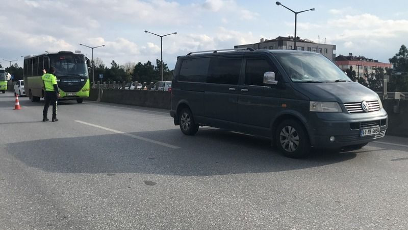İzmit'te Efe Tur servisi ile kamyonet çarpıştı, yaralılar var