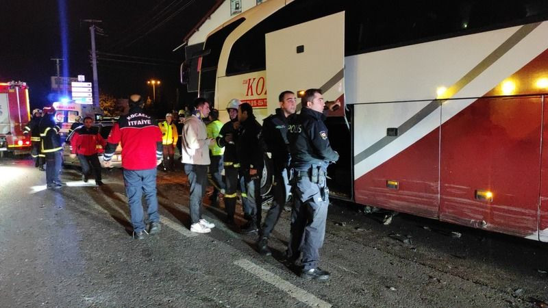 Kocaeli'de seyir halinde tartışan iki otomobil sürücüsü çarpıştı: 1'İ AĞIR 5 YARALI