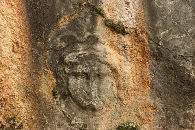 Medusa başı ve motifli lahit, köyün çeşmesi oldu