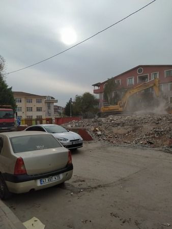 Okul yıkımı, vatandaşı isyan ettirdi