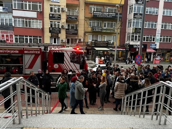 Adliye binasında dumanı gören gerçek sandı
