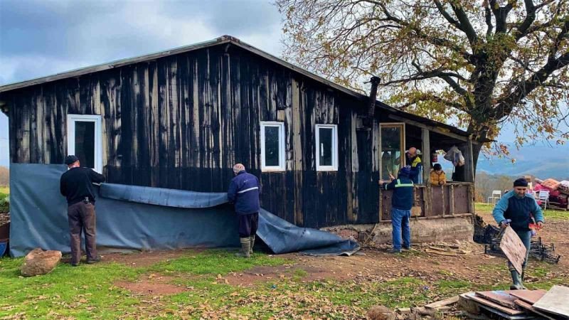 Son Yörükler kendi elleriyle yaptıkları evi yine elleriyle yıkıyor