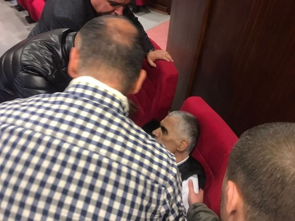 İzmit Belediye Meclisi'nde panik! Bir anda yere yığıldı