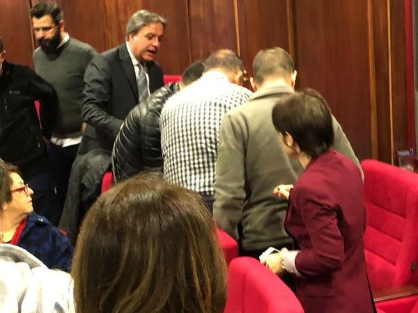 İzmit Belediye Meclisi'nde panik! Bir anda yere yığıldı