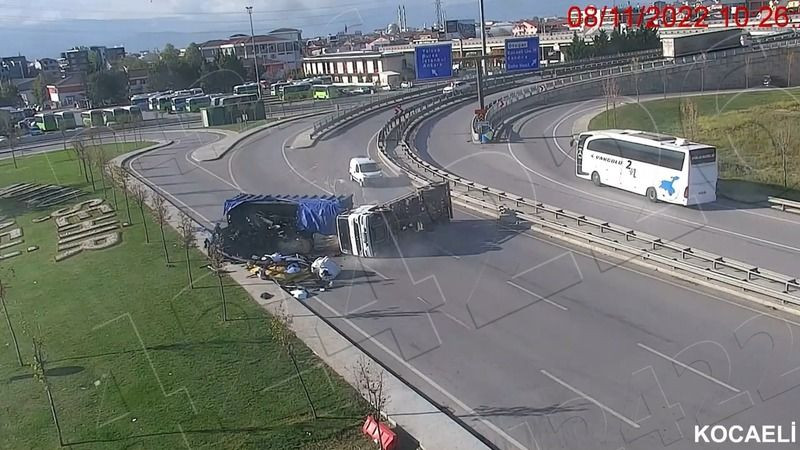 Kocaeli'de hurda yüklü kamyon böyle devrildi