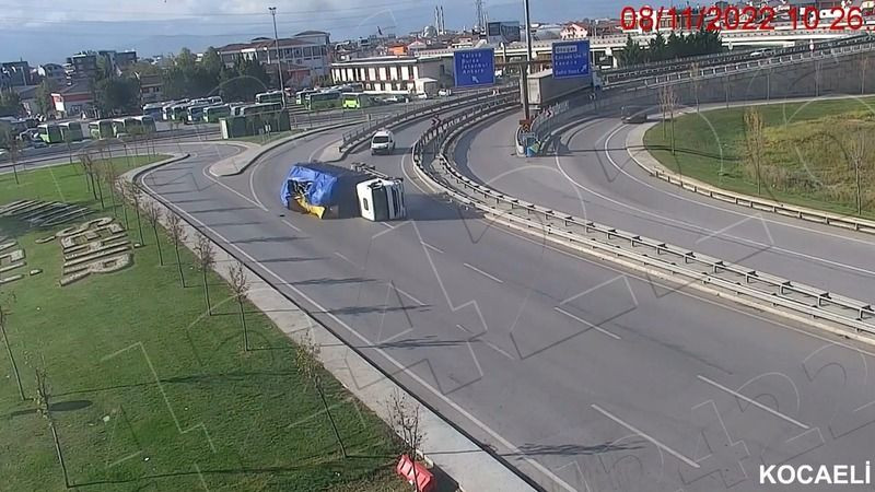 Kocaeli'de hurda yüklü kamyon böyle devrildi