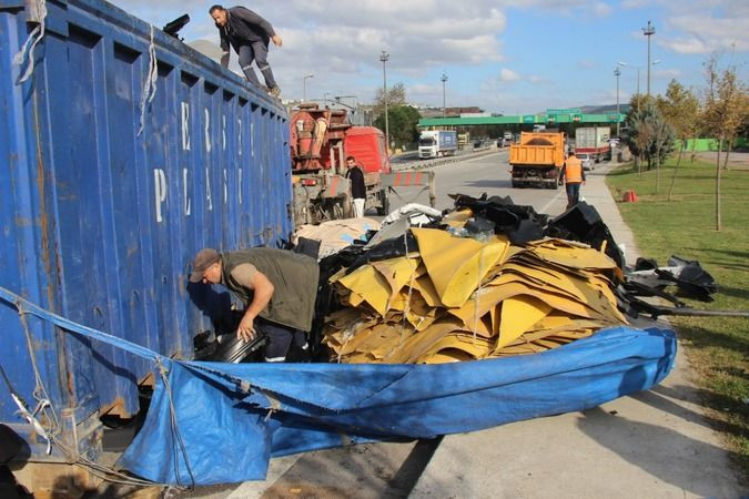Kocaeli'de hurda yüklü kamyon böyle devrildi