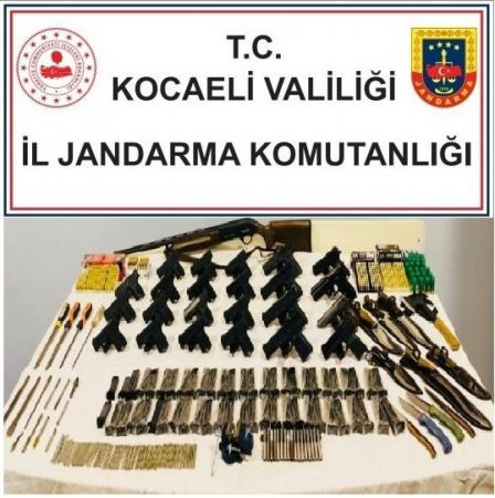 Kocaeli'deki evde onlarca silah ele geçirildi