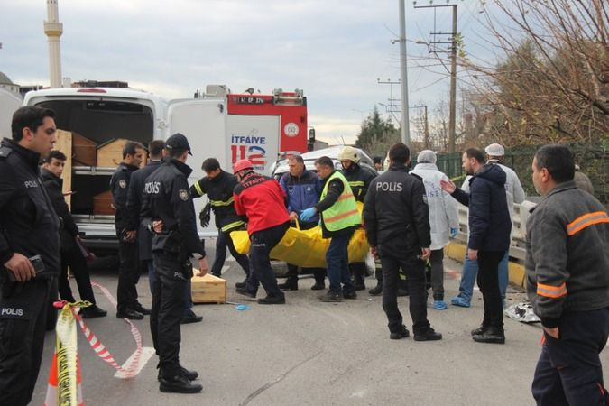 Hafif ticari araç 3 genç kıza mezar oldu, kaza anı kamerada