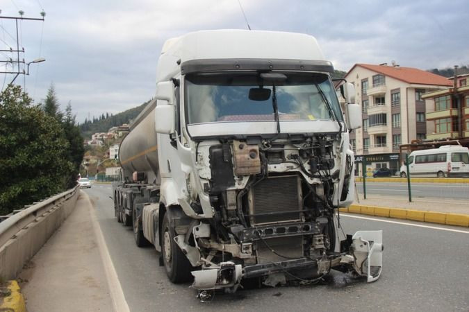 Hafif ticari araç 3 genç kıza mezar oldu, kaza anı kamerada