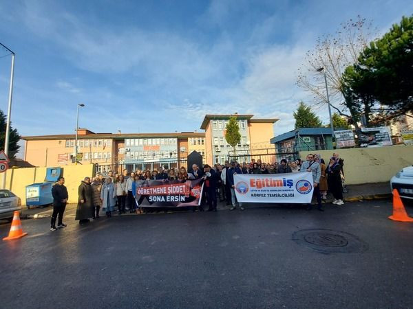 Kıyafetinden dolayı velinin sözlü tacizine uğramıştı, o öğretmene destek