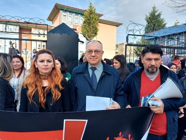 Kıyafetinden dolayı velinin sözlü tacizine uğramıştı, o öğretmene destek