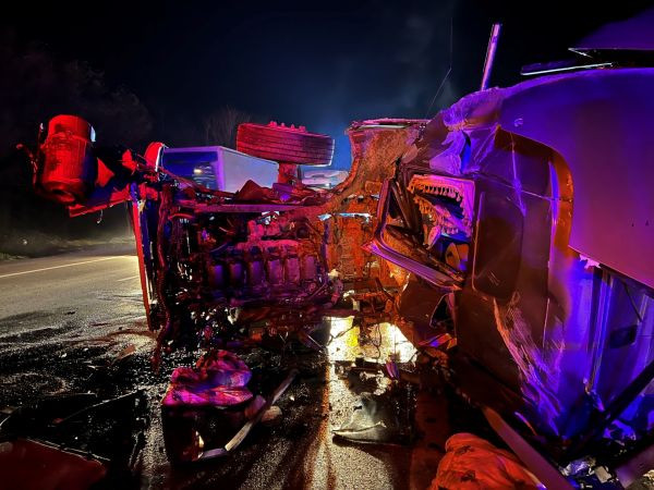 41 plakalı tırda sıkışan sürücü hayatını kaybetti