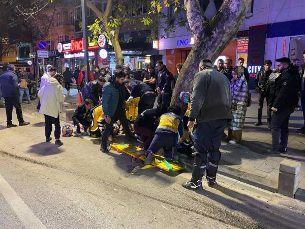 İzmit çarşıda feci kaza, 30 metre sürüklendi: 2 ağır yaralı! O anlar kamerada