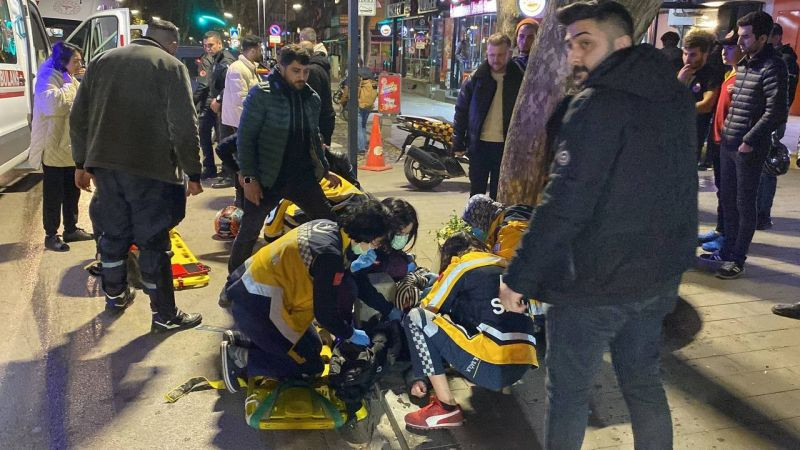 İzmit çarşıda feci kaza, 30 metre sürüklendi: 2 ağır yaralı! O anlar kamerada
