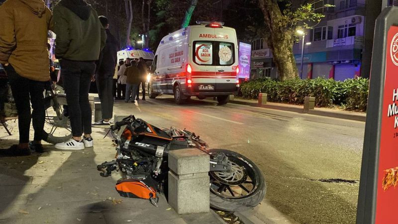 İzmit çarşıda feci kaza, 30 metre sürüklendi: 2 ağır yaralı! O anlar kamerada