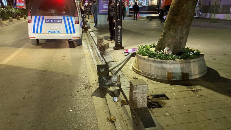 İzmit çarşıda feci kaza, 30 metre sürüklendi: 2 ağır yaralı! O anlar kamerada