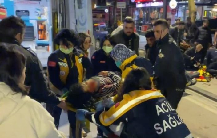 İzmit çarşıda feci kaza, 30 metre sürüklendi: 2 ağır yaralı! O anlar kamerada