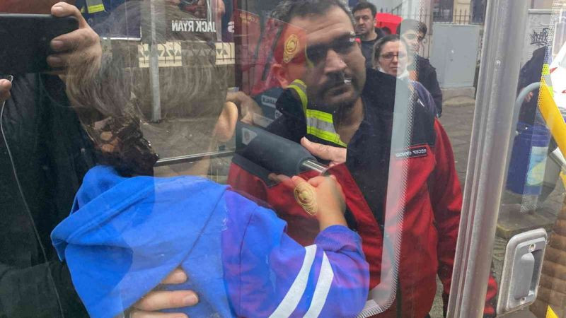 Otobüste oynarken parmağı sıkıştı, itfaiye seferber oldu