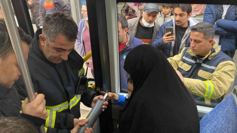Otobüste oynarken parmağı sıkıştı, itfaiye seferber oldu