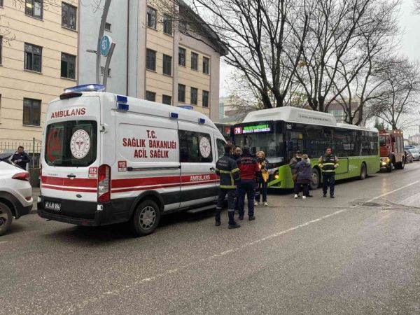 Otobüste oynarken parmağı sıkıştı, itfaiye seferber oldu