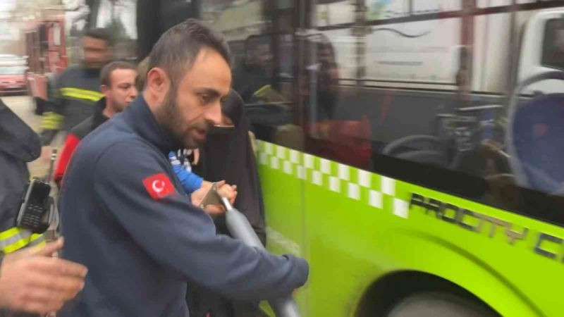 Otobüste oynarken parmağı sıkıştı, itfaiye seferber oldu