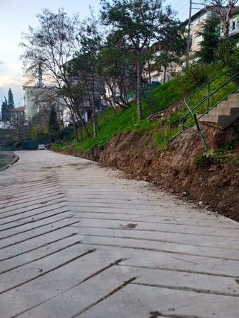 Yolu genişletelim derken merdiven gitti, toprak kayıyor, yürü yürü bitmiyor