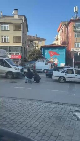 Poşet yırtılınca paraları yola saçıldı