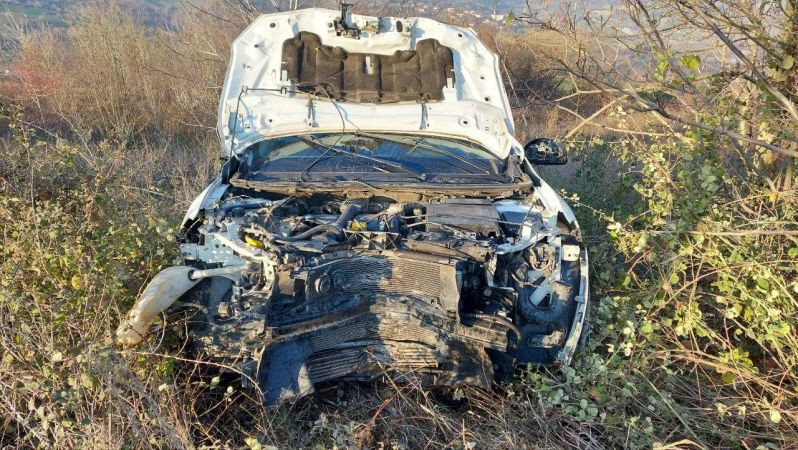 Metrelerce sürüklenen araçtan sağ çıktı