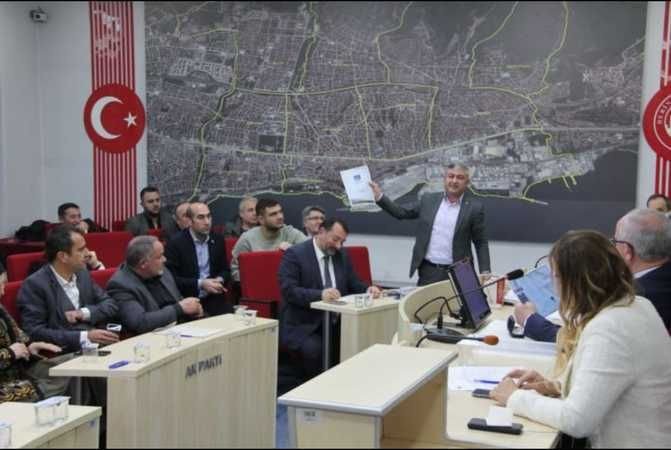 Yeni logo, Derince Belediye Meclisi’ni karıştırdı
