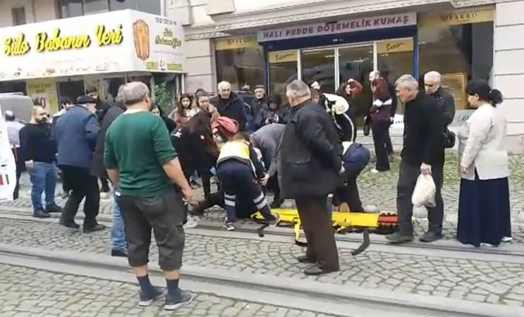 İzmit'te yaya, seyir halindeki tramvaya çapıp yaralandı