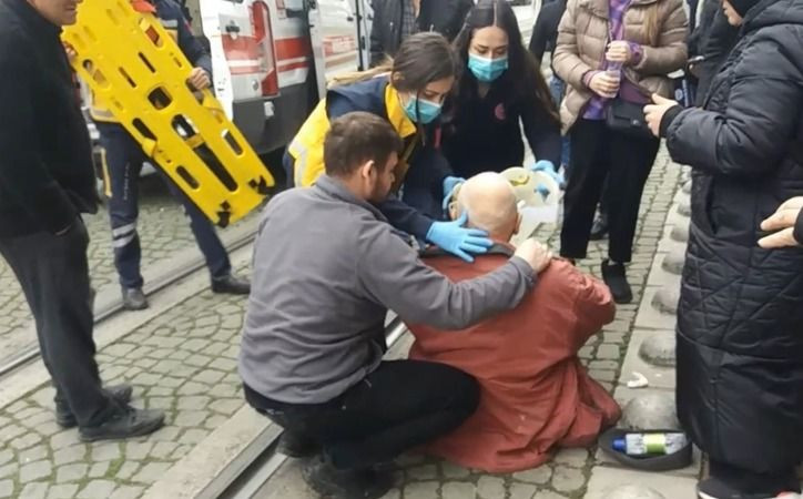 İzmit'te yaya, seyir halindeki tramvaya çapıp yaralandı