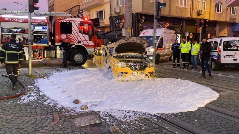Ticari taksi ile tramvay çarpıştı, yaralılar var