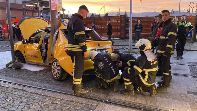 Ticari taksi ile tramvay çarpıştı, yaralılar var