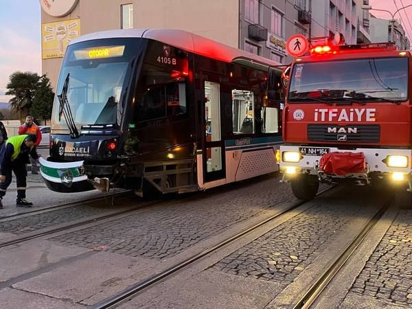 Ticari taksi ile tramvay çarpıştı, yaralılar var