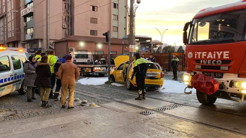 Ticari taksi ile tramvay çarpıştı, yaralılar var