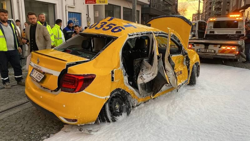 Ticari taksi ile tramvay çarpıştı, yaralılar var