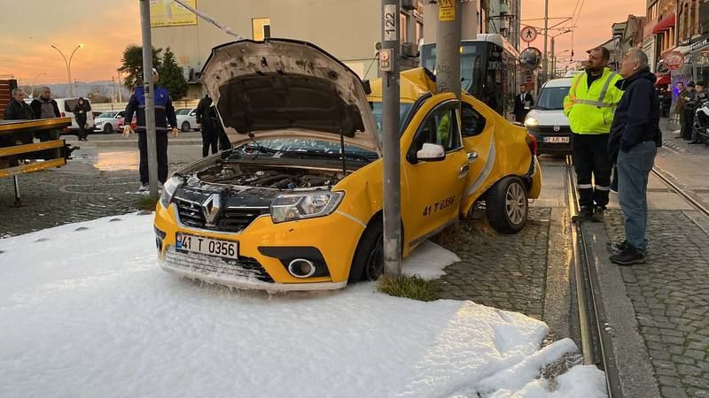 Ticari taksi ile tramvay çarpıştı, yaralılar var