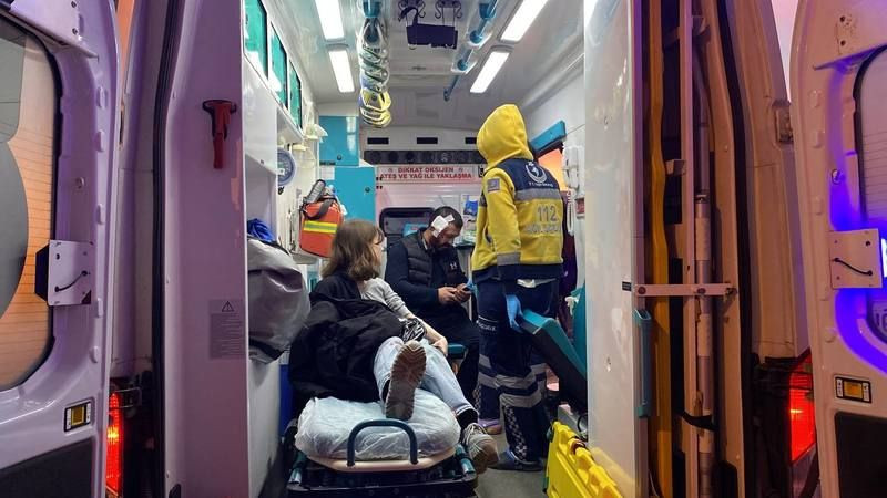 Ticari taksi ile tramvay çarpıştı, yaralılar var