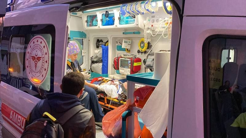 Ticari taksi ile tramvay çarpıştı, yaralılar var